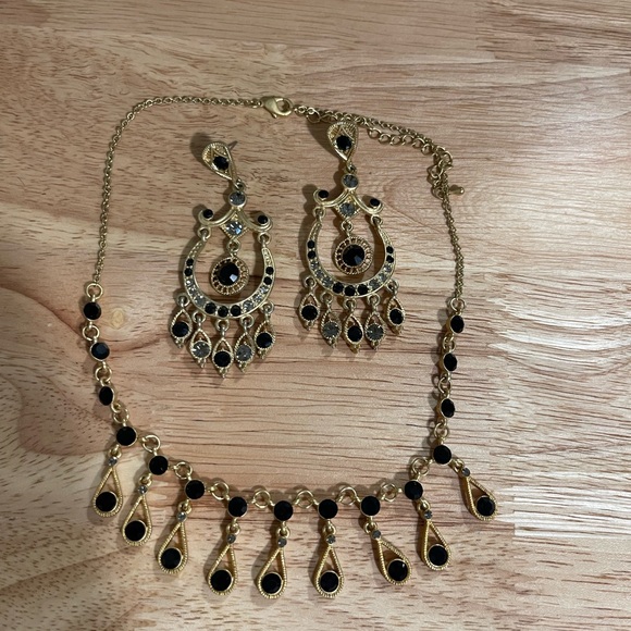 Black and gold earring and necklace set.le chateu - Picture 3 of 3